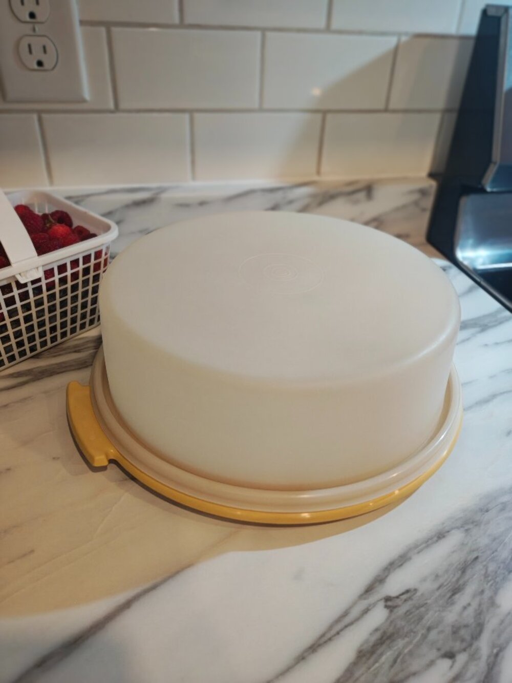 Vintage Tupperware Pie Taker Harvest Gold 719 720 with Lid | 1970s Pie Carrier - Picture 8 of 8